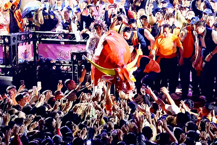 「搶春牛」儀式萬頭鑽動。南市府提供