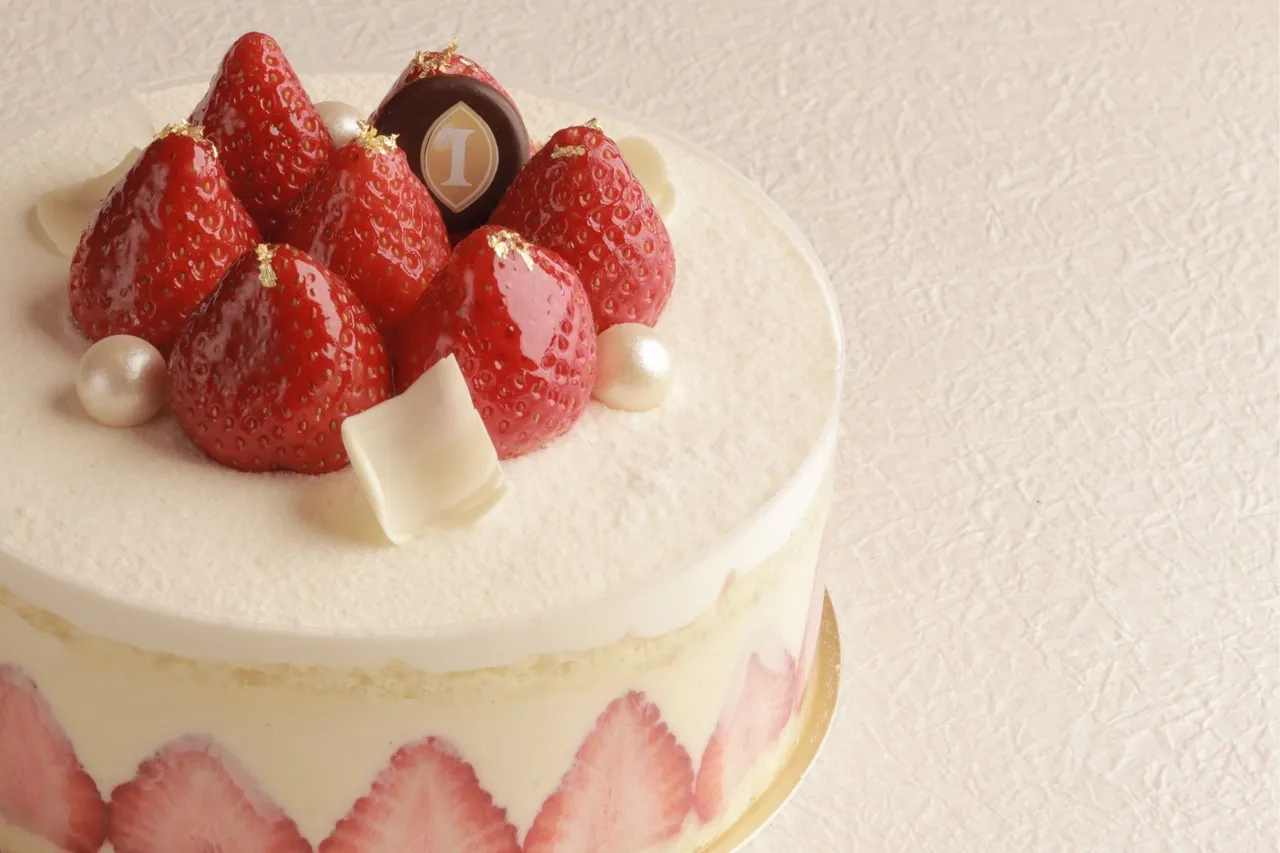 西點主廚王健翰 (Hank Wang) 以「花漾莓好食光 Strawberries in Bloom」為題，演繹法式甜點的純粹美學。業者提供