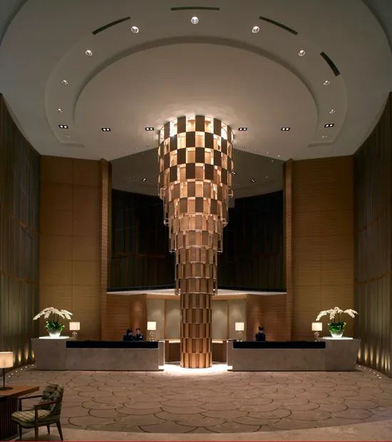 台南遠東香格里拉飯店大廳以「黃金的豐收」為設計主軸，透過層次光影與材質運用，呼應雲嘉南平原的稻浪意象，展現融合在地文化與國際設計語彙的空間特色。台南遠東香格里拉提供