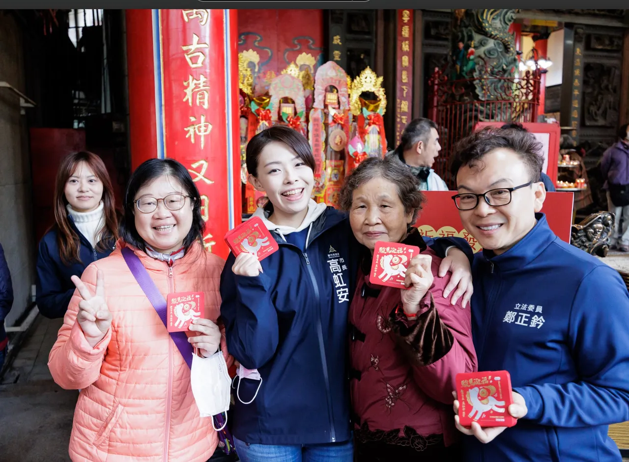 高虹安大年初二走春發小紅包。新竹市府提供