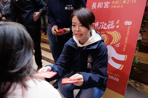 高虹安大年初二走春發小紅包　長和宮、東寧宮人龍綿延