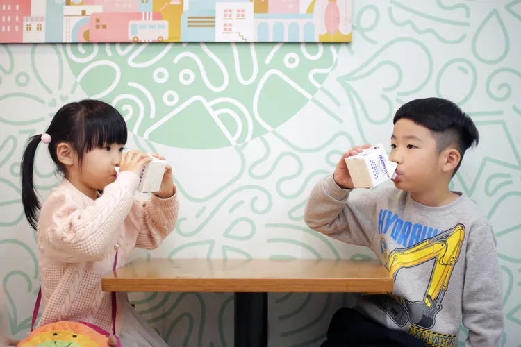 開學日就能兌換新北鮮奶幸福週2月23日正式啟動。教育局提供