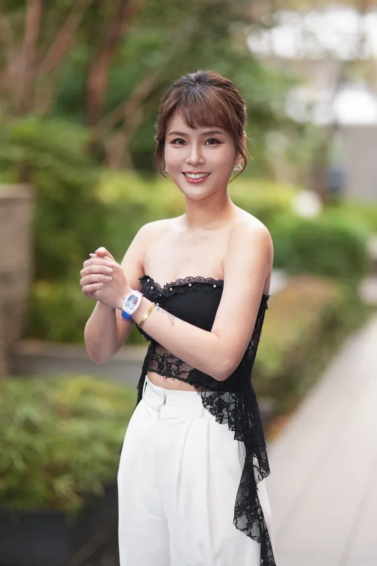 丟丟妹和男友Tommy交往，連神明都不看好。彭欣偉攝