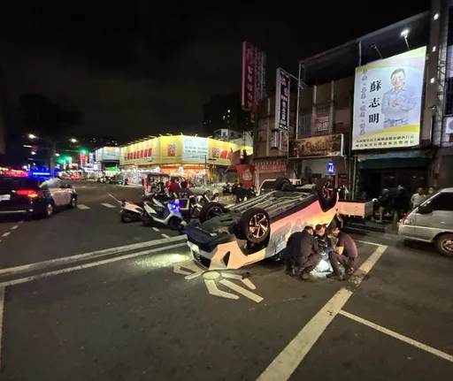 無照遇警攔查加速逃　自撞分隔島翻車還查到毒品　男子這下慘了