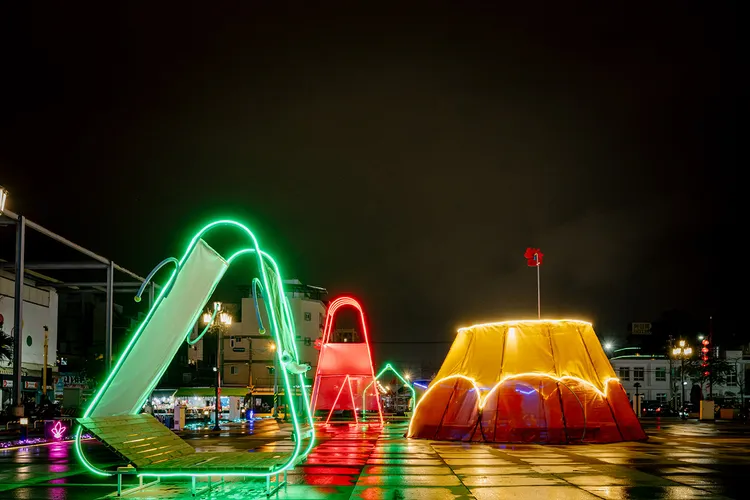 2026太平洋燈會造型燈「小石花樂園」，代表希望的小石花圍塑成聚落樂園，遊客可以用「推」、「堆」、「合力」的方式組裝成一座座的小石花家族其中小疊石一員，也可「坐」有小石花的搖搖馬，代表「馬上花(發)財」等吉祥寓意。圖取自太平洋燈會網站