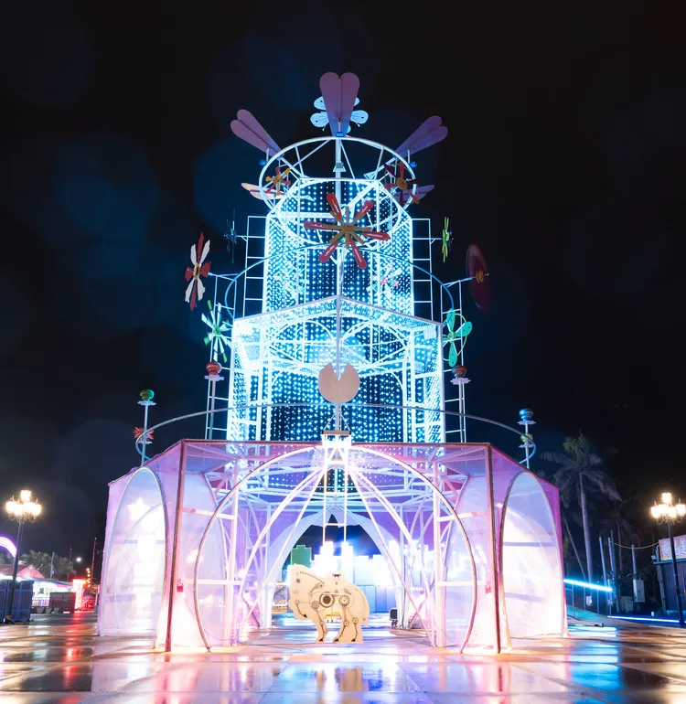 太平洋燈會主燈「花好」，作品以疊石、北廻歸線為整體意象，象徵花蓮在時間中層層累積的生長力量。圖取自太平洋燈會網站