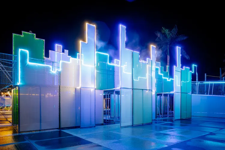 太平洋燈會造型燈「山嵐」，象徵花蓮特殊峽谷與斷崖地形，模擬在地豐富的水氣透過地形的抬升，凝結而形成霧氣，透過光與水霧的融合，將山嵐繚繞在你我之間。圖取自太平洋燈會網站