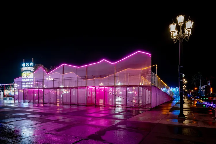 太平洋燈會造型燈「山橋」，取樣自花蓮面向中央山脈的山岳稜線，以日出大道軸帶延伸對廳的山嵐為主要核心，運用長廊構築出周圍山系地景的綿延與壯闊，導入由山中眺望城市街景的意象與行為，成為一座兼具觀看與被觀看的空間介質。圖取自太平洋燈會網站