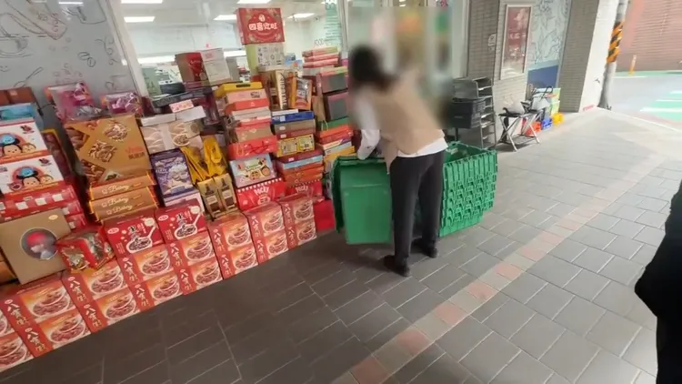 商家移置堆放騎樓貨物。翻攝畫面