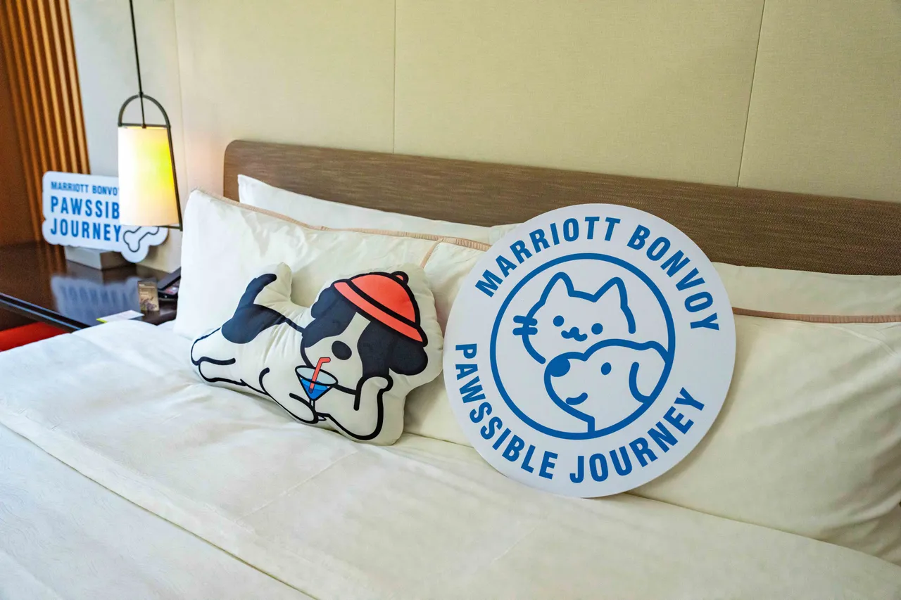 萬豪國際集團以「Pawssible Journey」為概念，打造可愛吸睛的主題視覺與寵物友善周邊，從住宿空間到細節設計，全面回應飼主與毛孩一同旅行的需求。大溪笠復威斯汀提供