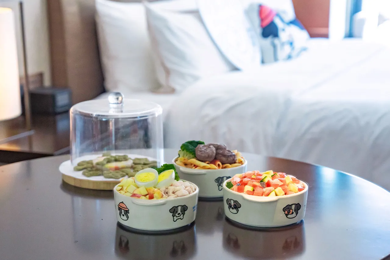 「毛孩出遊記」餐飲服務全面升級，推出「毛孩專屬客房餐飲」， 針對毛孩營養與適口性打造多款專屬料理。大溪笠復威斯汀提供