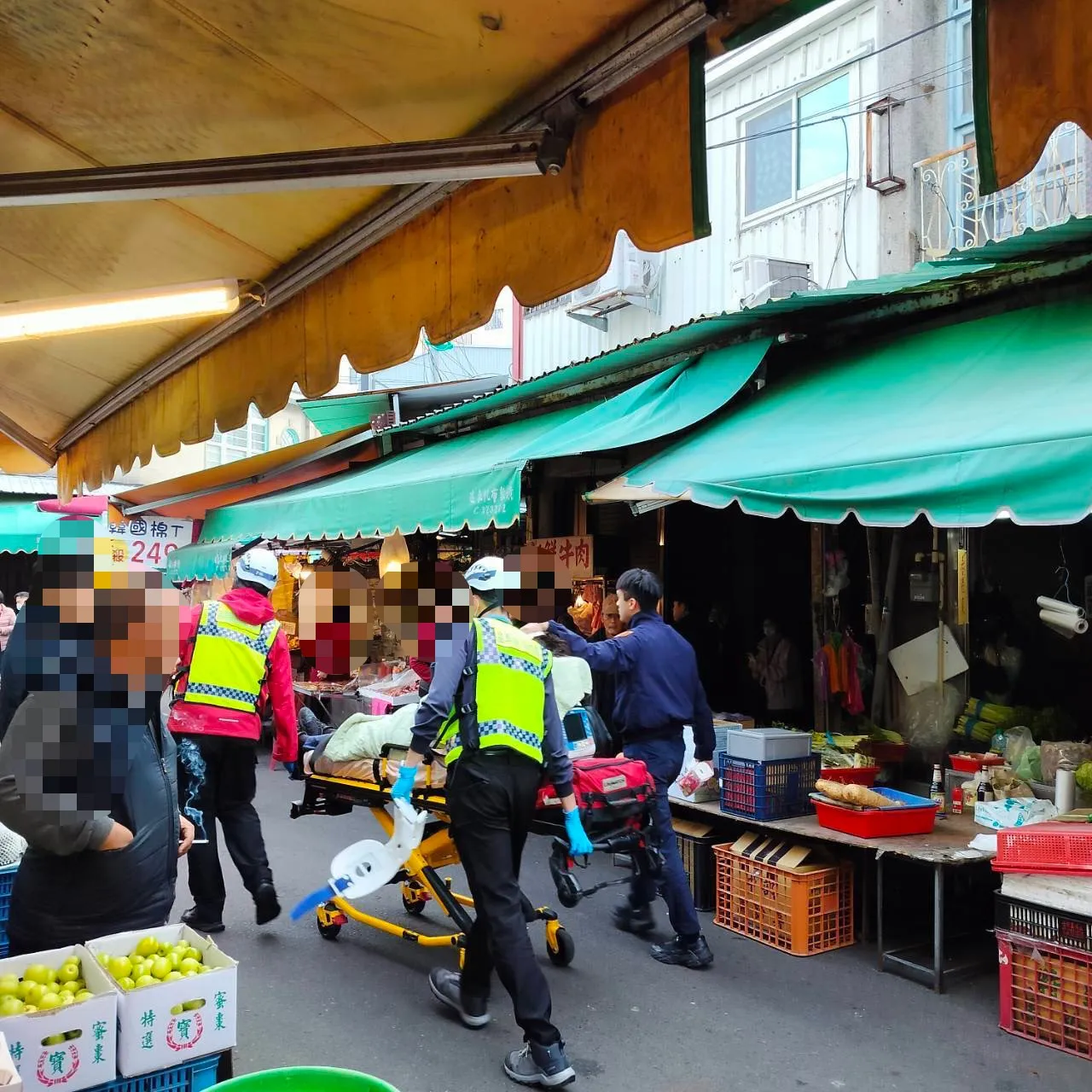 南苗市場發生砍人案，1名員警頭部被砍2刀送醫。民眾提供