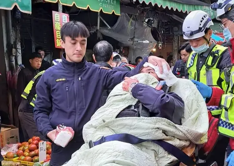 被砍殺的員警送醫治療，所幸生命跡象穩定。民眾提供