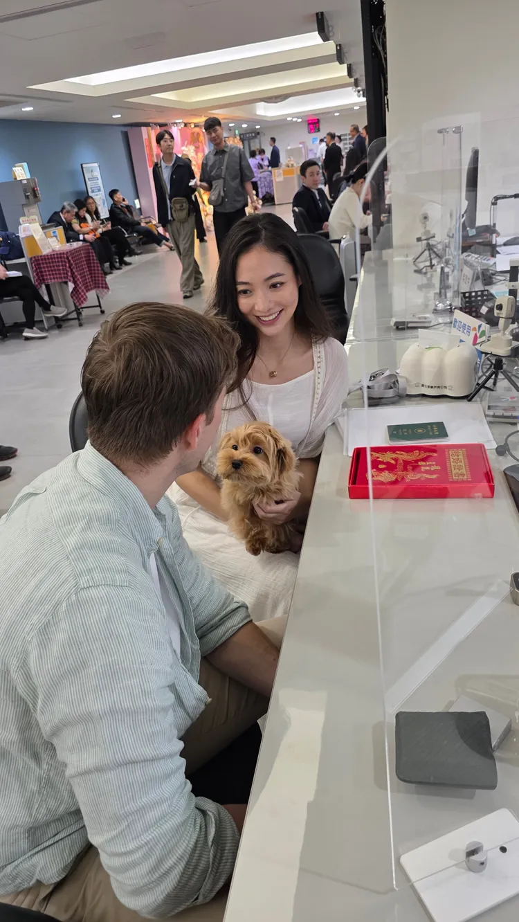 謝沛恩Dana夫妻抱著愛犬Trixie 登記結婚。繁星浩月娛樂提供