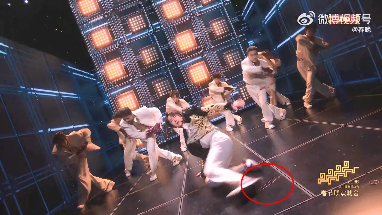 王一博掃堂腿，地板頓時出現兩道刮痕。翻攝春晚微博