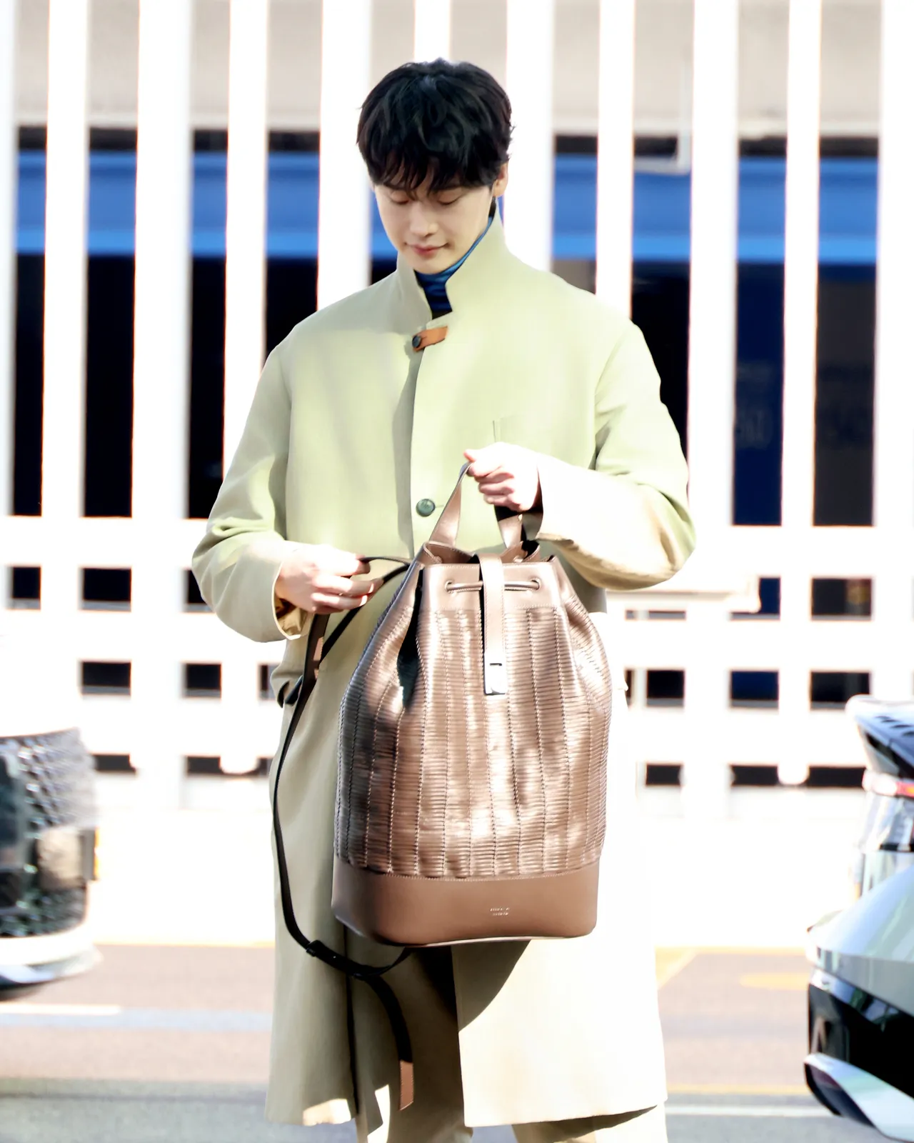 李鍾碩身著全套Freeagamo現身南韓仁川機場。品牌提供