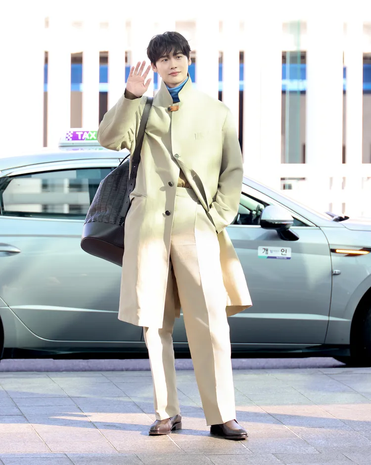 李鍾碩身著全套Freeagamo現身南韓仁川機場。品牌提供