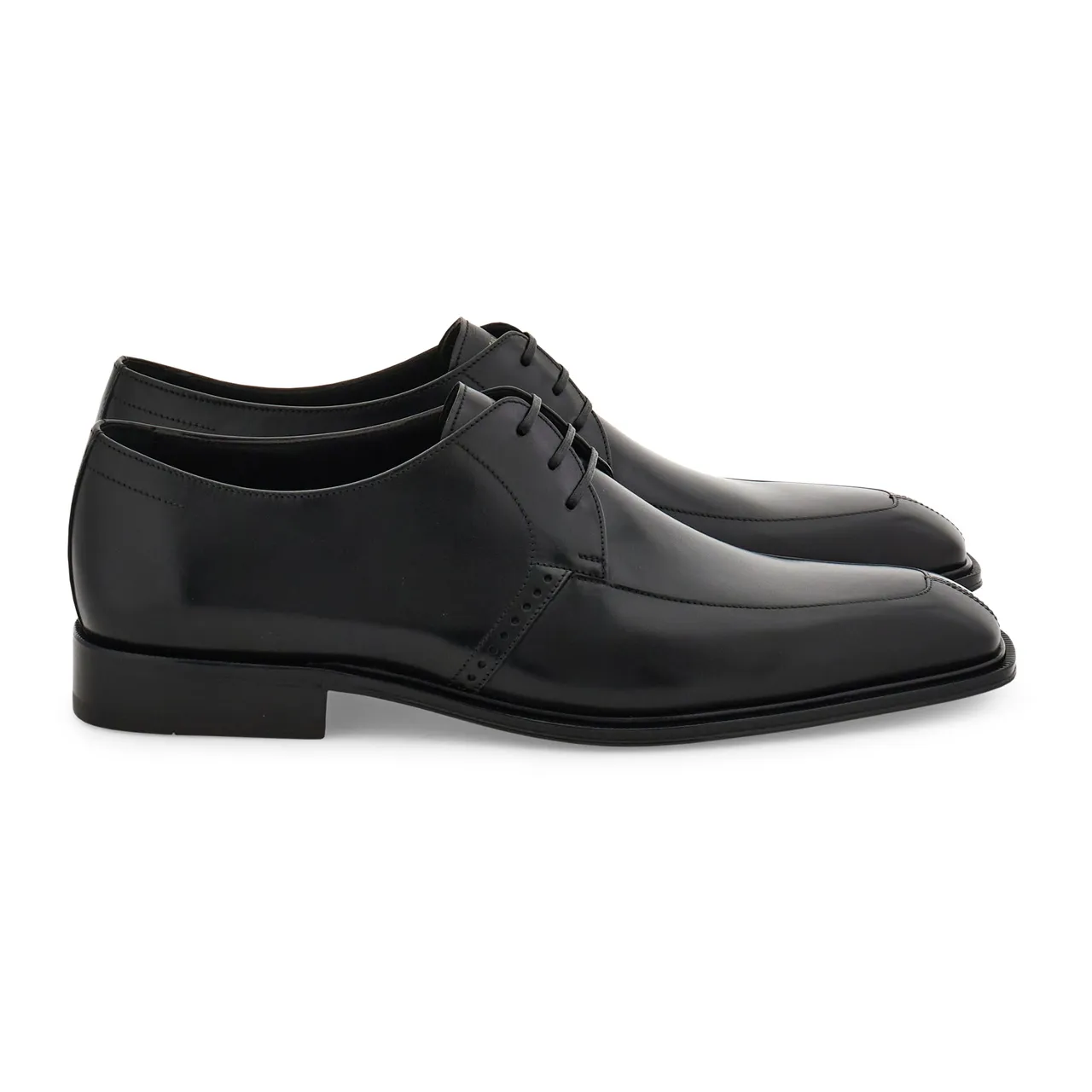 Ferragamo德比鞋。品牌提供