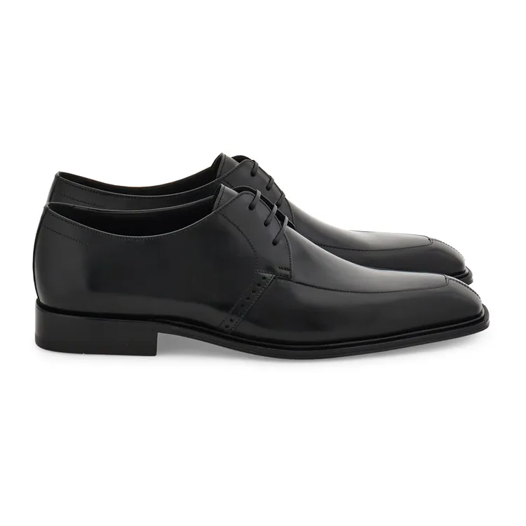 Ferragamo德比鞋。品牌提供