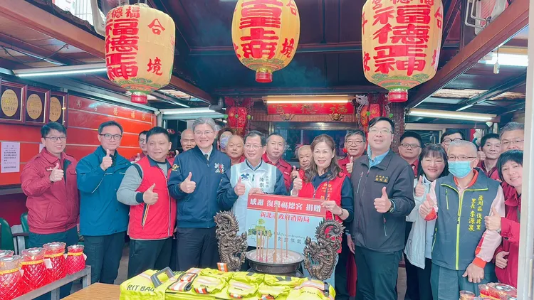 新北市政府消防局長陳崇岳與復興福德宮許碧玲主委等人合影留念。翻攝畫面