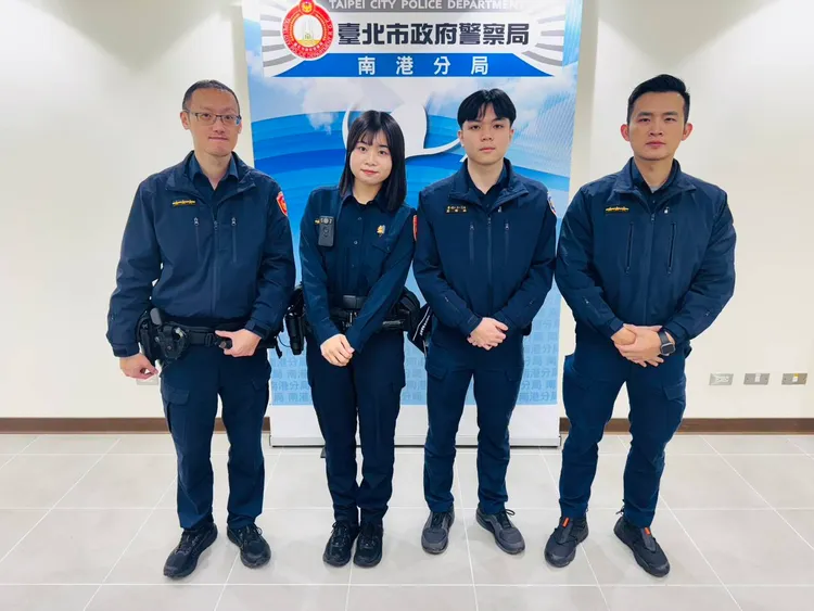 協助老翁返家的處理人員：（左起）警員李讚芳、汪婷妤、警專實習生莊御林、警員黃培文。翻攝畫面