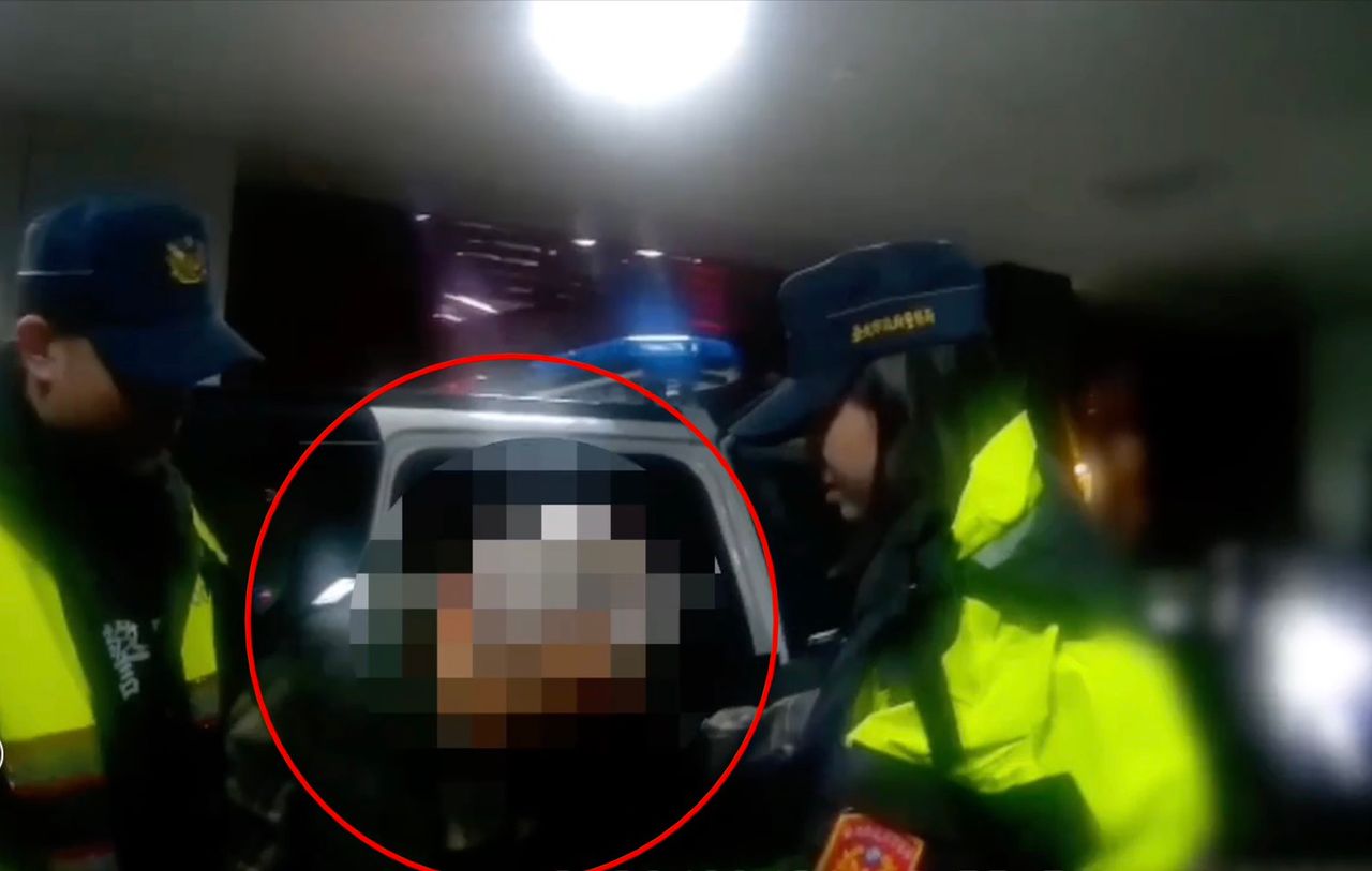 寒夜迷途10公里!白髮老翁薄衣徘徊街頭 南港警即時伸援助平安返家