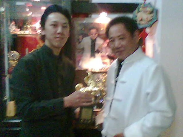 馬如龍（右）當年奪下金馬獎座與兒子黃人龍開心合影。翻攝自黃詠淇臉書