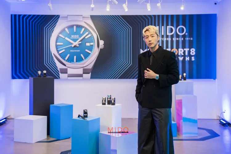 蔡凡熙搶先戴起藍色面盤的全新Multifort 8 One Crown單錶冠腕錶。品牌提供