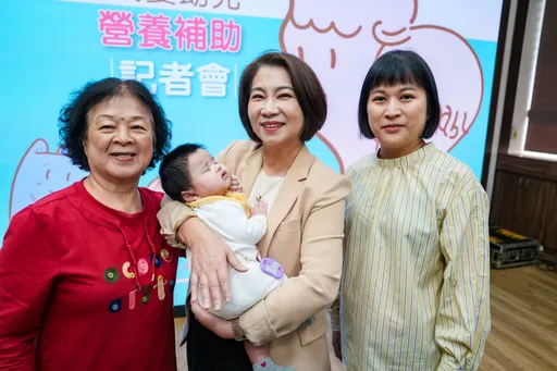 名人拜年｜屏東首位女縣長　周春米首推生育津貼再加嬰幼兒營養補助金