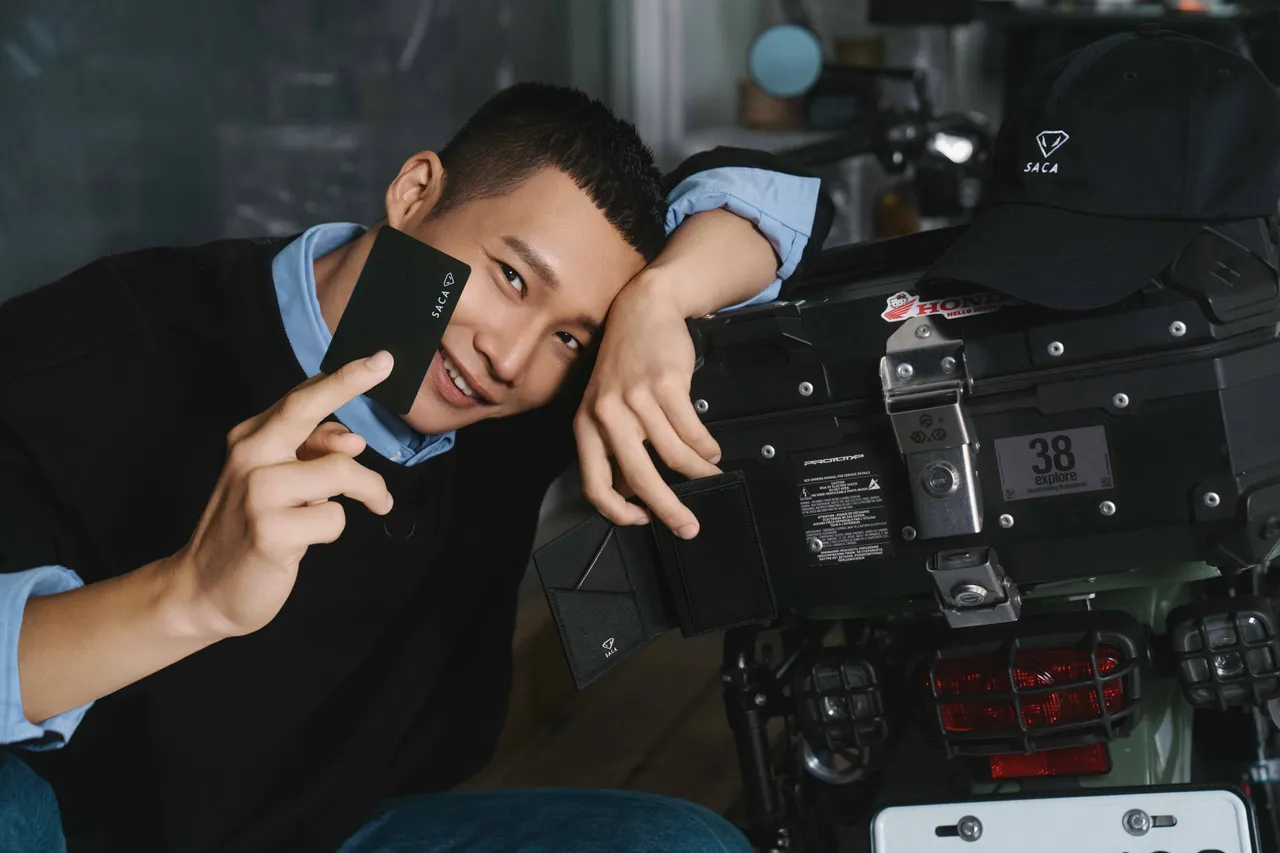 黃冠智首度公開私房推薦SACA「Eclipse LS 基礎款打底長袖」，以低調同色LOGO刺繡與高實穿度設計，詮釋他對新年的態度。業者提供