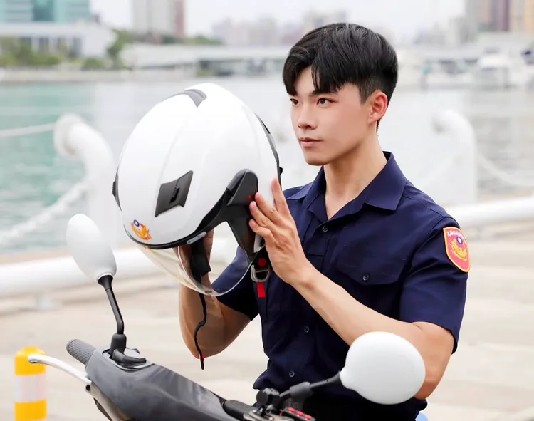 韓韓因為帥氣外貌被封為天菜員警。翻攝韓韓IG