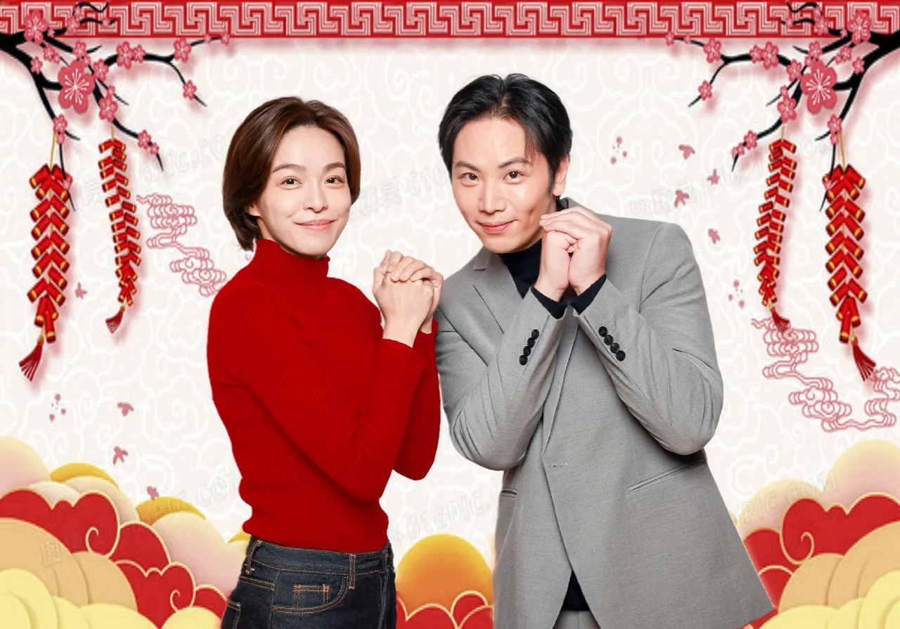 李睿紳（右）過年陪岳父母打衛生麻將，賴郁庭發紅包必有新鈔。三立提供