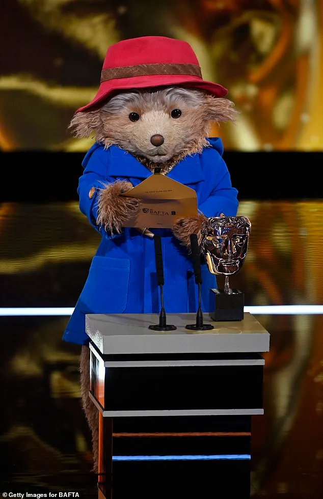 英國奧斯卡獎頒獎典禮安排柏靈頓熊頒獎的趣味場面。
