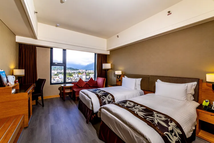 買1送1專案可選擇「1日入住2間房」或「1間房續住2晚」。花蓮福容提供