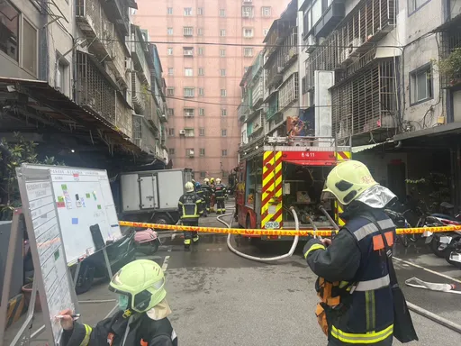 新北三重民宅4樓陽台冒火煙　警消迅速撲滅救出1燒燙傷婦人