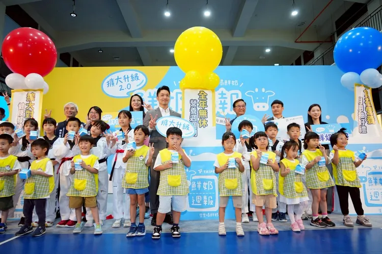 台北市自2025年恢復「生生喝鮮奶」政策，學童每週可憑數位卡證兌換鮮奶或豆漿。北市府提供