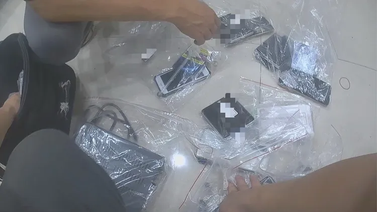 警方查扣大批毒品分裝器具及手機等證物。翻攝畫面