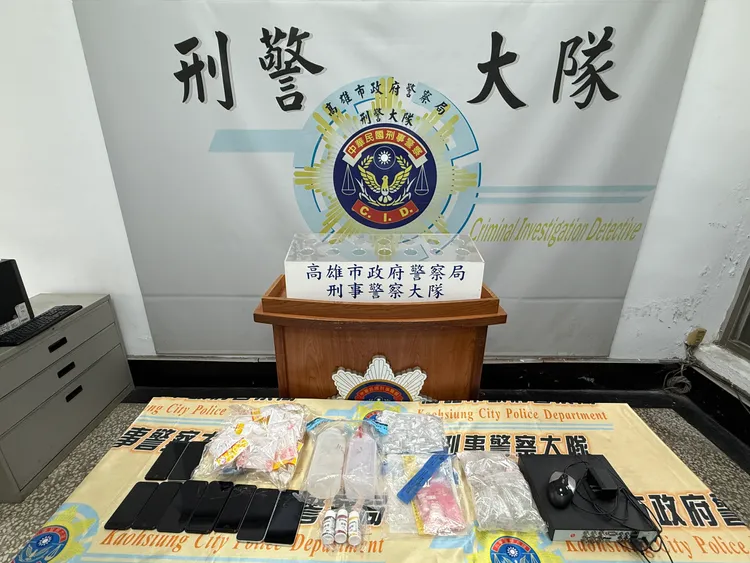 警方查扣大批毒品分裝器具及手機等證物。翻攝畫面