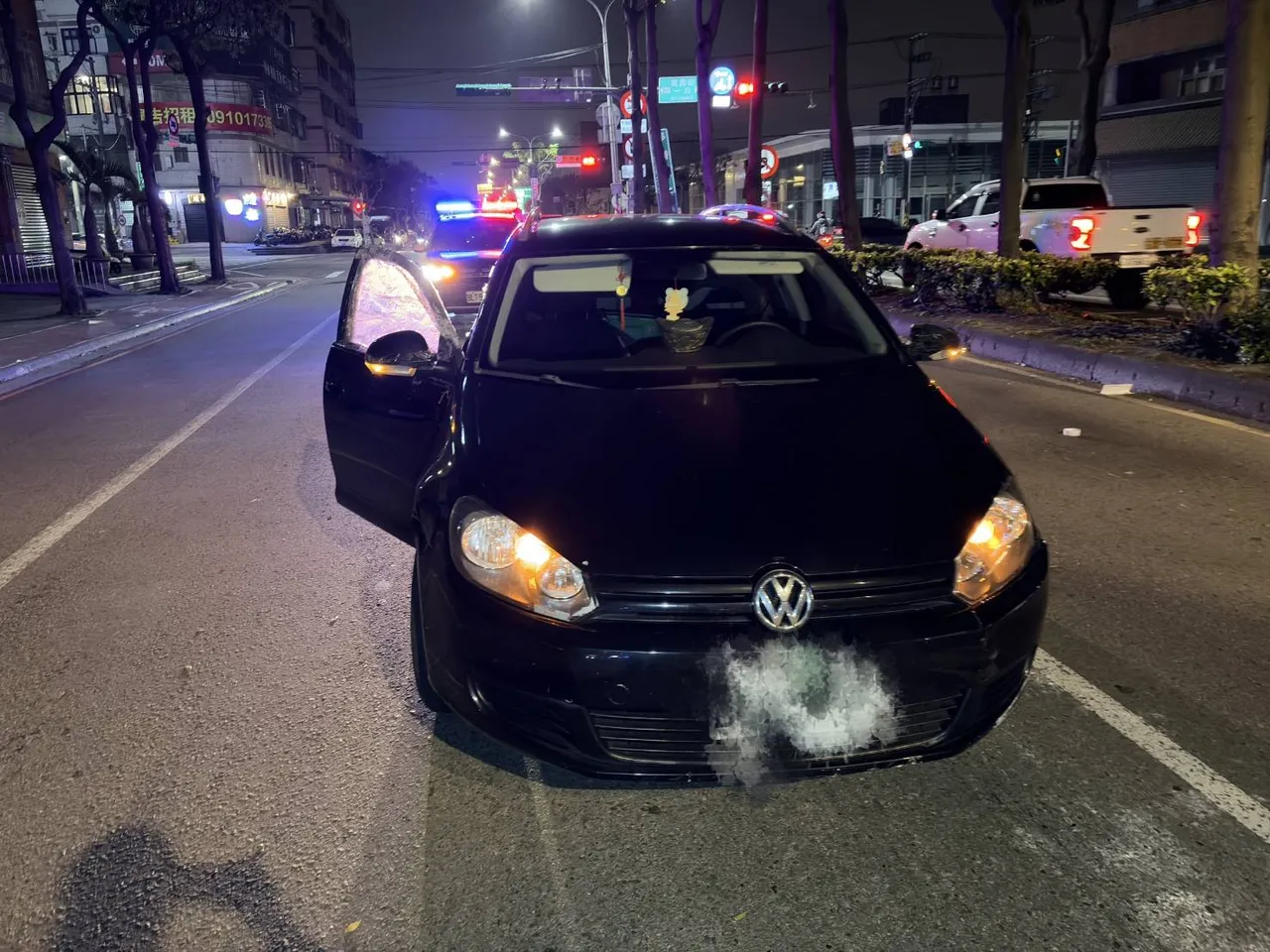 被害人開車逃跑過程中不慎擦撞安全島。桃園警分局提供