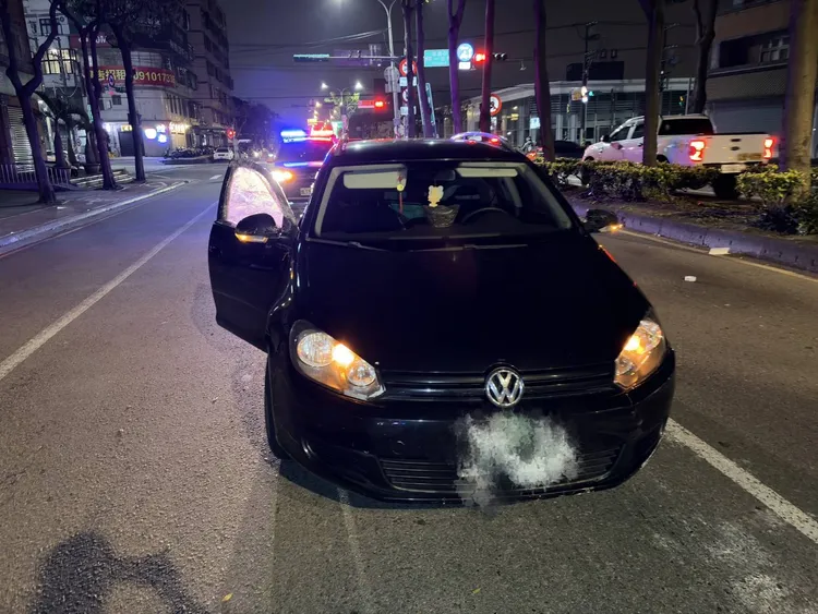 被害人開車逃跑過程中不慎擦撞安全島。桃園警分局提供