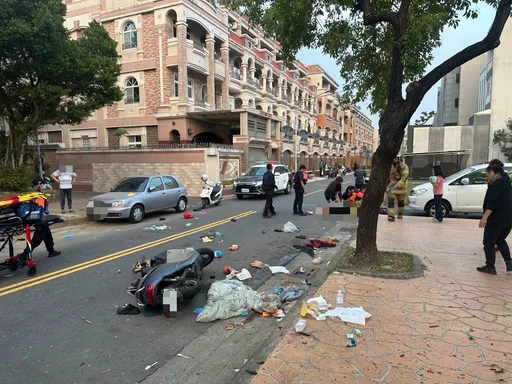 小貨車疑毒駕遭警攔檢逃逸！失控衝撞路旁機車　5童輕傷送醫