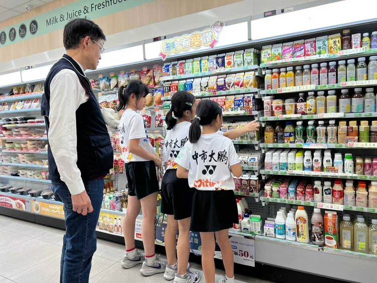 全台7大通路提供鮮乳17款、豆漿18款產品，供符合資格的台中市學童兌領。市府提供。