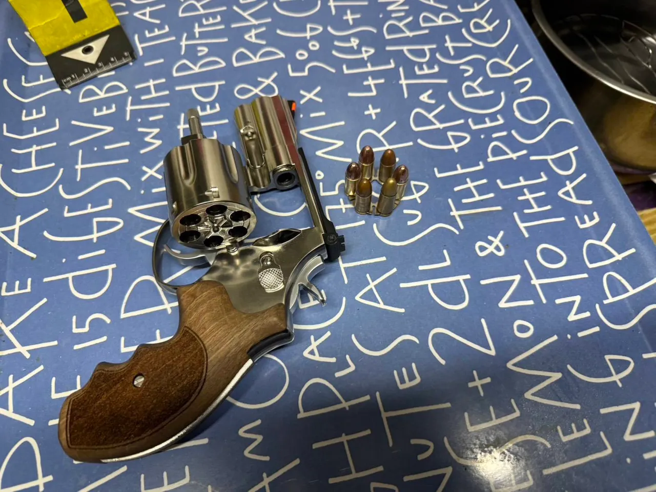 2月21日蘆洲分局勤務中查獲葉嫌（51歲）等五名改造槍枝ㄧ把。翻攝畫面