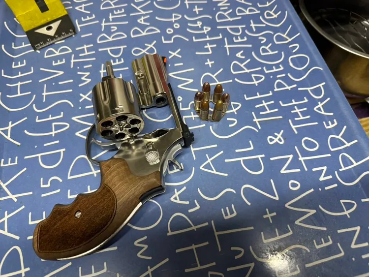 2月21日蘆洲分局勤務中查獲葉嫌（51歲）等五名改造槍枝ㄧ把。翻攝畫面