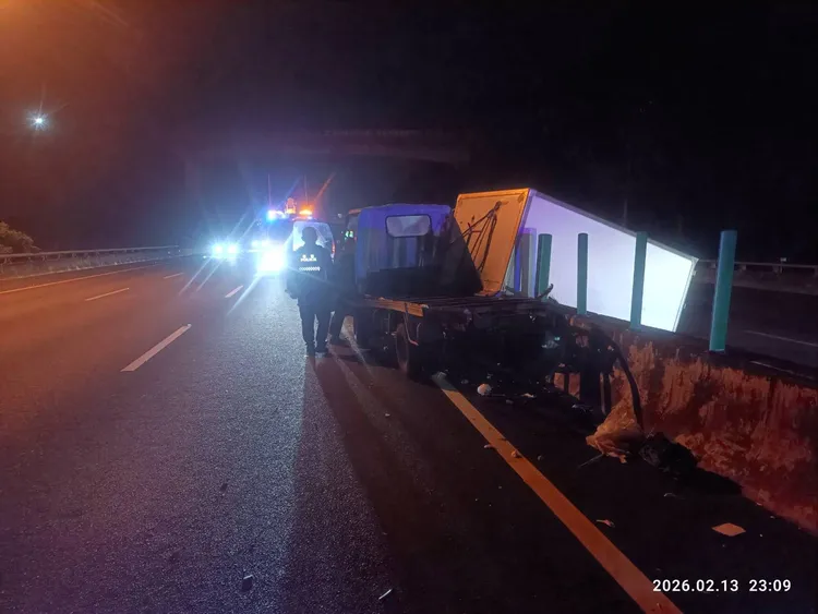 小貨車車斗橫跨分隔島至對向車道。民眾提供