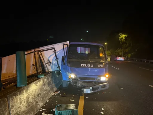 國3屏東路段小貨車深夜挨撞　衝對向車道釀6車受損