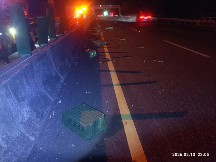 小貨車散落物掉落一地。民眾提供