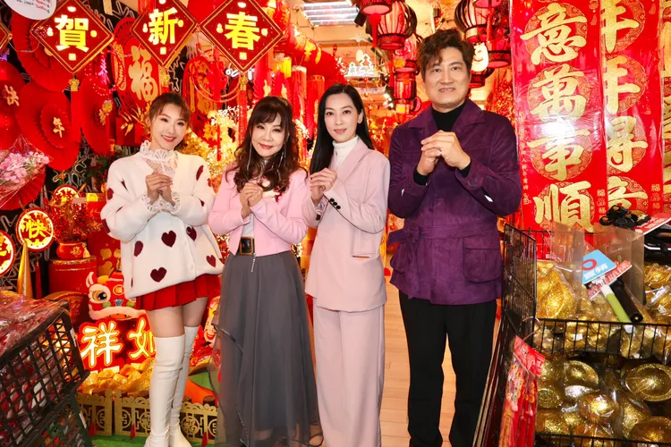 龍千玉（左2）率謝金晶（左起）、陳淑萍和楊哲提前置辦年味裝飾。莊宗達攝