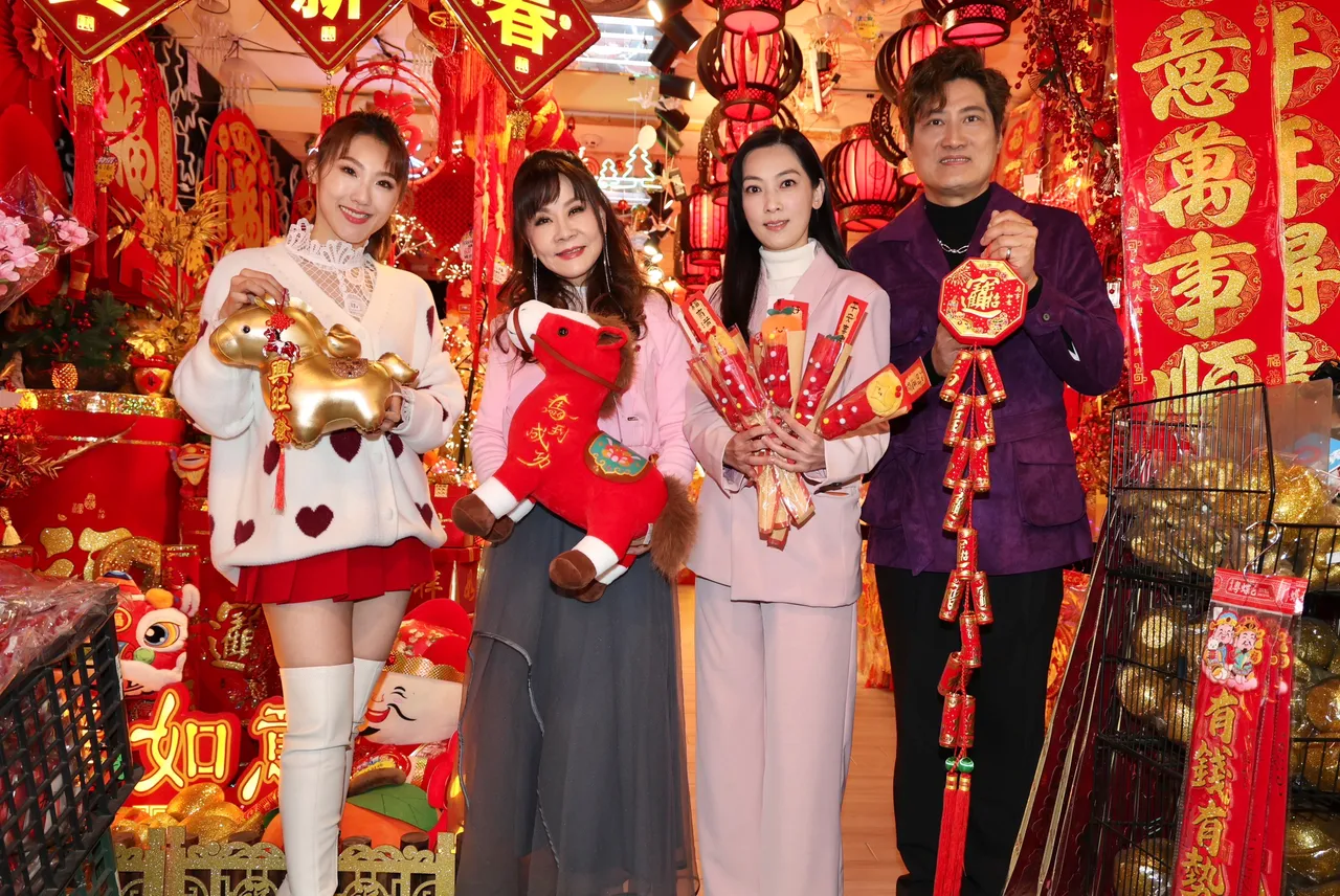 龍千玉（左2）率師弟妹提前選購馬年開運飾品。莊宗達攝