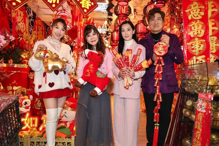 龍千玉（左2）率師弟妹提前選購馬年開運飾品。莊宗達攝